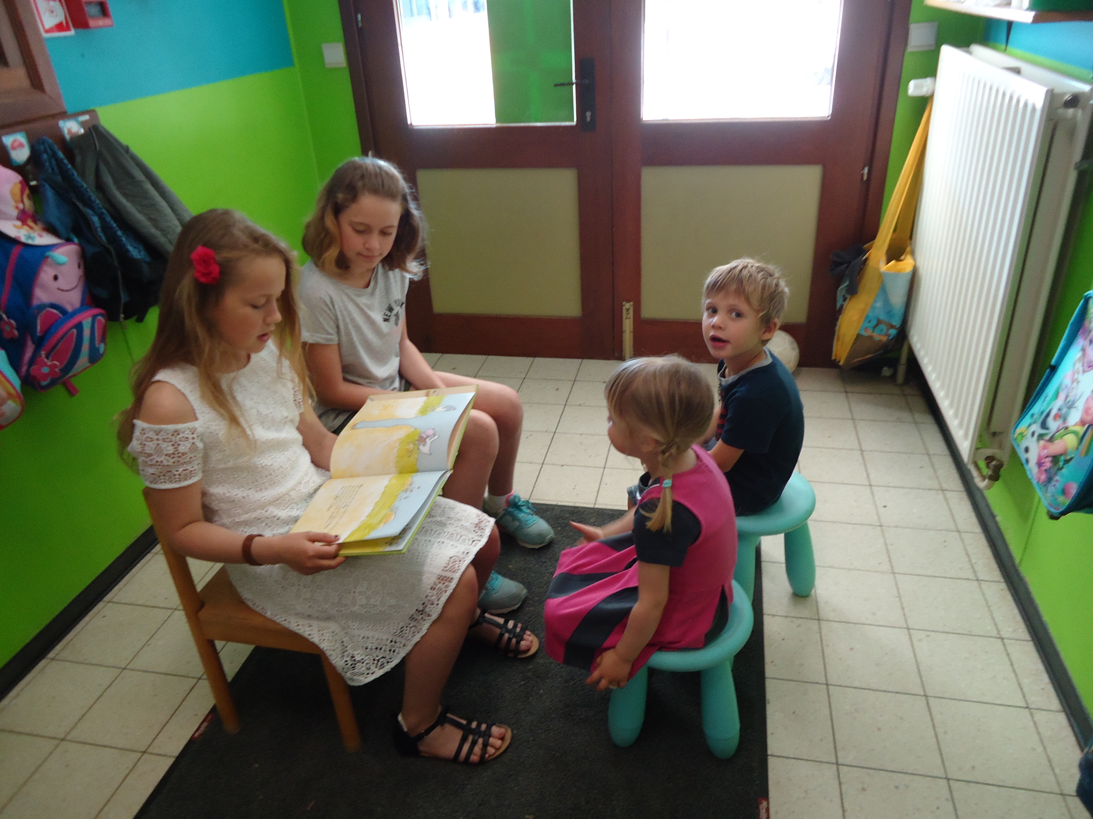 boekje voorlezen in de kleuterschool (juf Lucy)